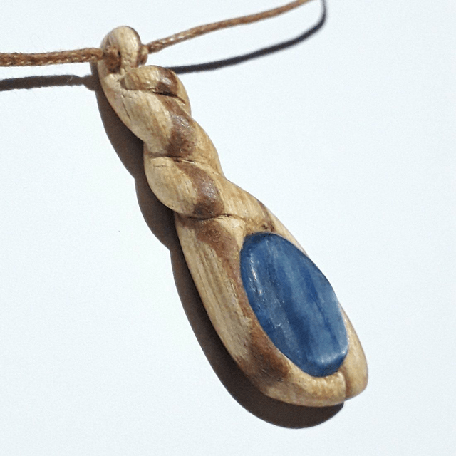 Blue Kyanite Necklade With Hand Carved Palo Santo Wood 