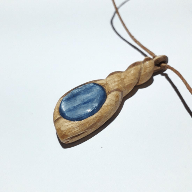Blue Kyanite Necklade With Hand Carved Palo Santo Wood 