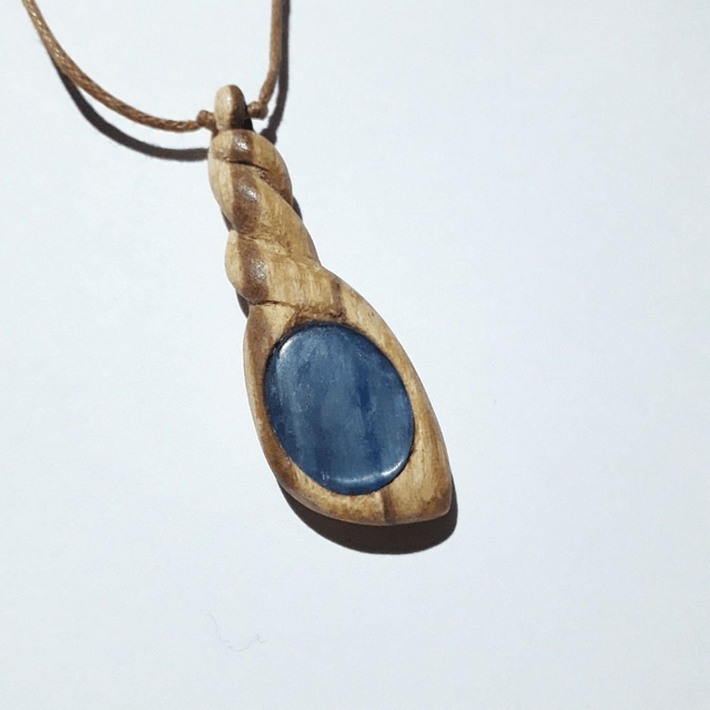 Blue Kyanite Necklade With Hand Carved Palo Santo Wood 